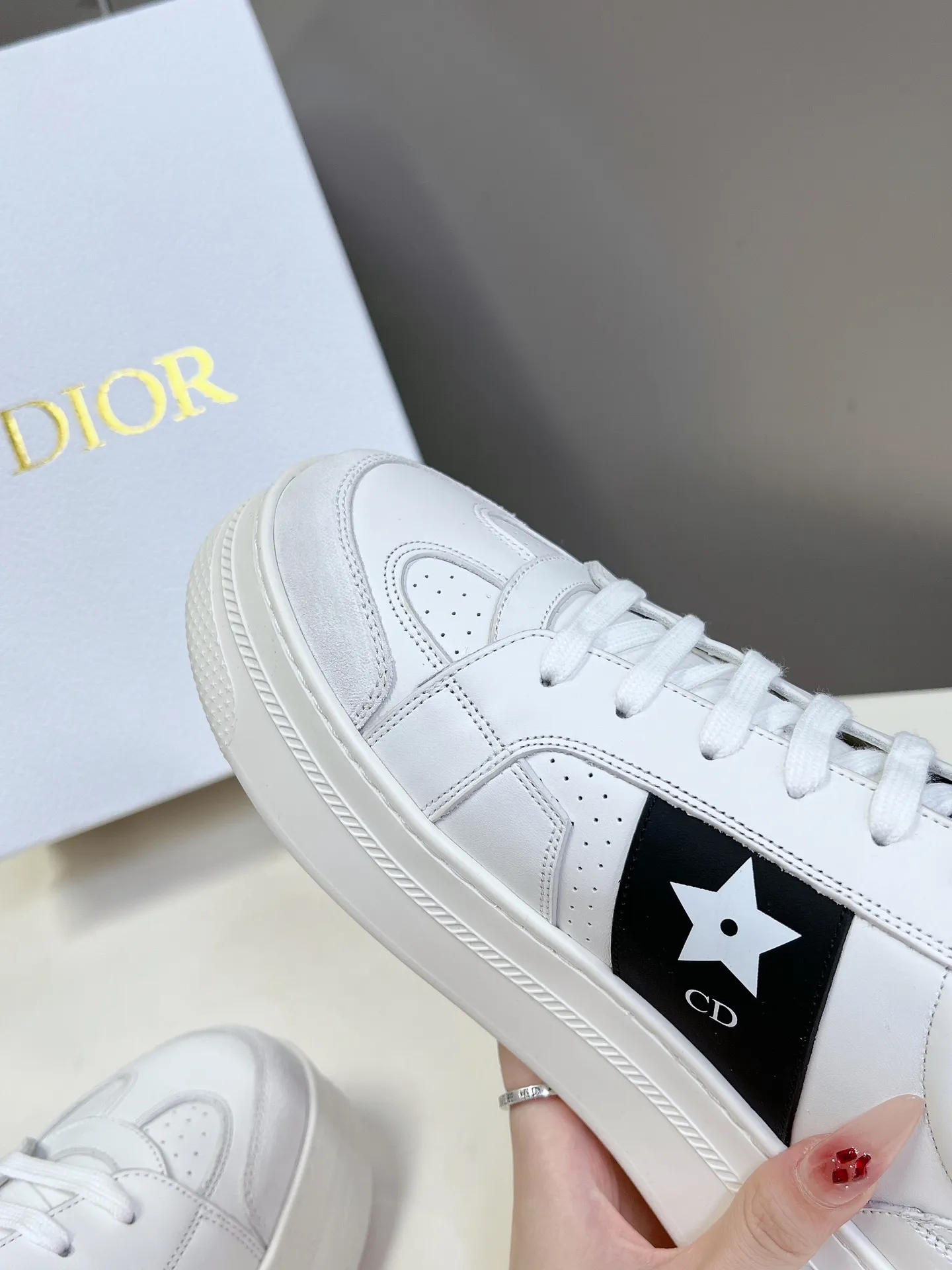 👟👟Ex-factory price 640👟👟 Dior's new platform shoes thick-soled casual shoes. Purchased and developed from Taikoo Hui RMB 16,400. These Dior Star sneakers continue the timeless silhouette and are carefully made of cow leather, so they are particularly comfortable on the feet. They are decorated with tonal suede panels and metal stars to decorate the lace eyelets to enhance the style. The lightweight style is matched with the "Christian Dior" logo thin sole, suitable for all seasons, and can be matched with all kinds of casual looks to add a finishing touch. Classic and super durable. The upper is stitched with cowhide. The original IP outsole height is 4CM. Size: 35-41. A full set of counter synchronized gift boxes 💝 packaging